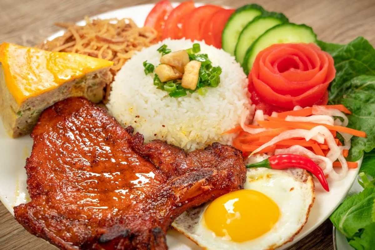 vietnamese street food in saigon