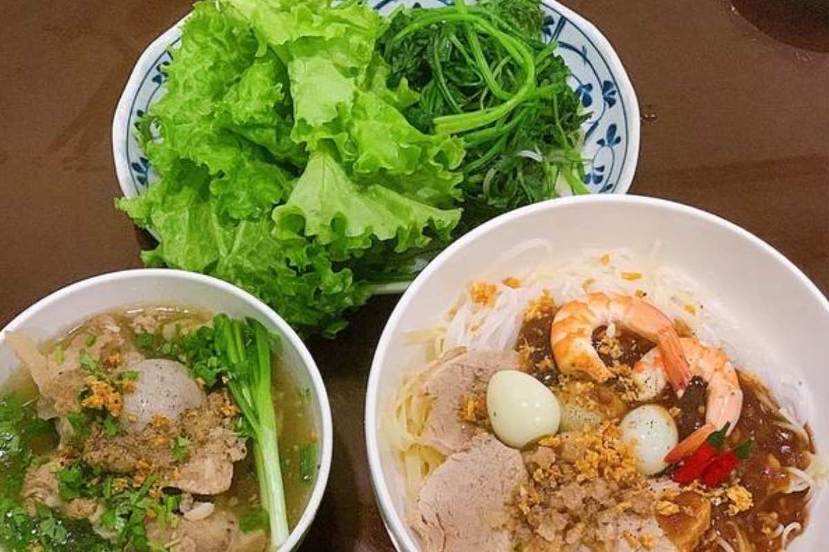 vietnamese street food in saigon